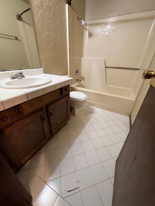 Building Photo - 2 bed, 1 bath, 1 car garage duplex with 2 car driveway for rent in southwest OKC near SW 89th and...