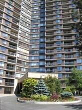 Building Photo - 2 Bay Club Dr