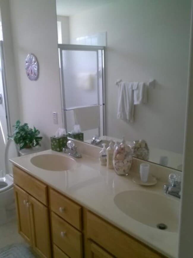 Building Photo - Beautiful 2 Bedroom plus den, 2 Bathroom C...