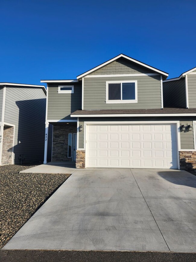 Building Photo - Spacious 3 bed/2.5 bath Townhouse - Gorgeo...