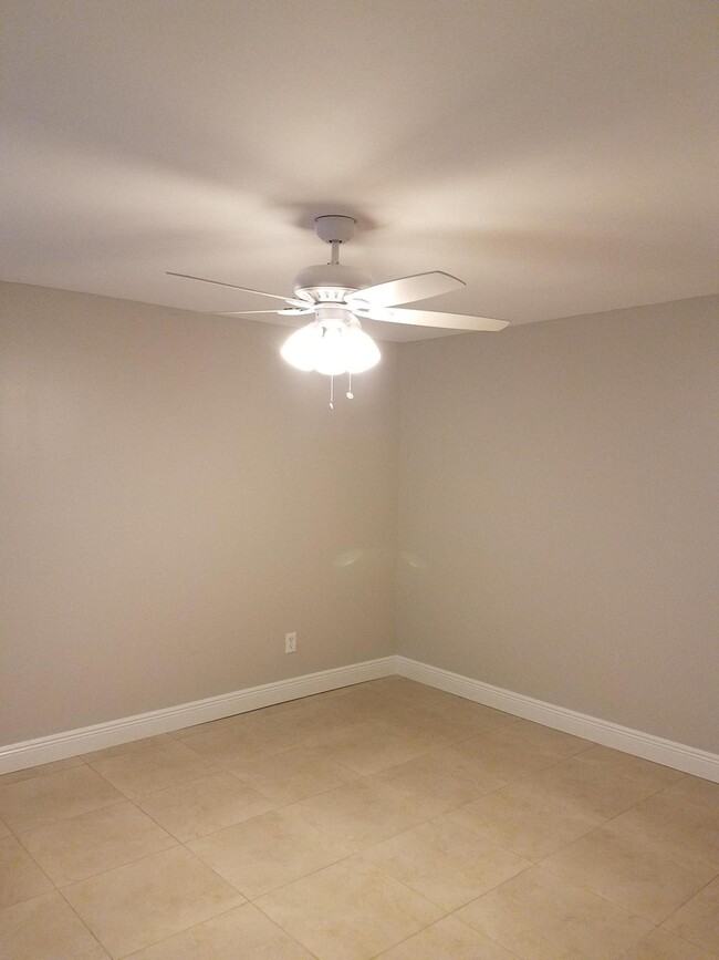 Building Photo - 820 Lavers Cir
