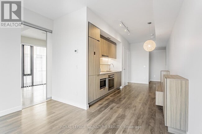 Building Photo - 215 Queen St W