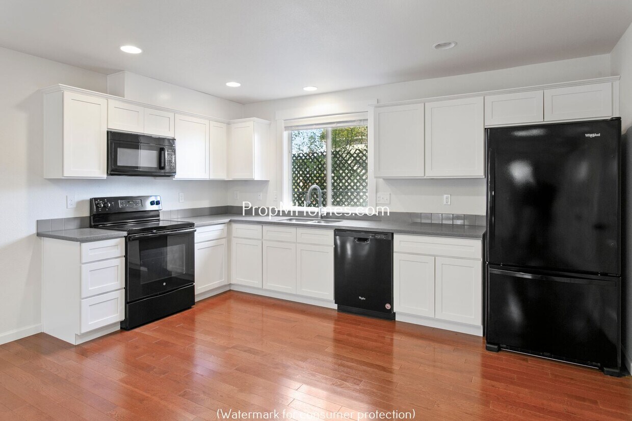 Fantastic Two Bedroom Unit in SE Portland! - Fantastic Two Bedroom Unit in SE Portland!