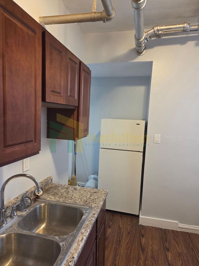 Building Photo - Bright & Spacious 2-Bedroom with Modern Up...