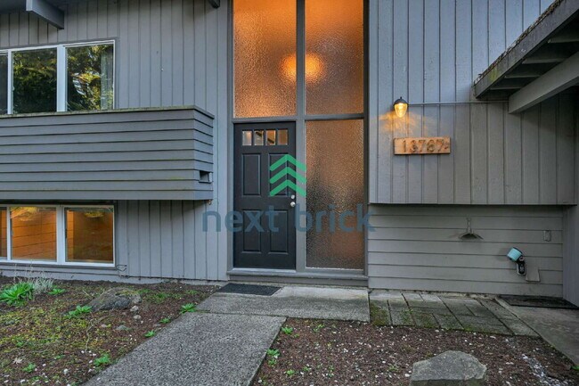 Foto del edificio - Welcome to this beautifully located 4-bedroom, 2-bath