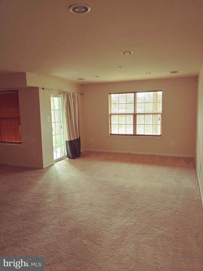 Building Photo - 811 Glenside Way