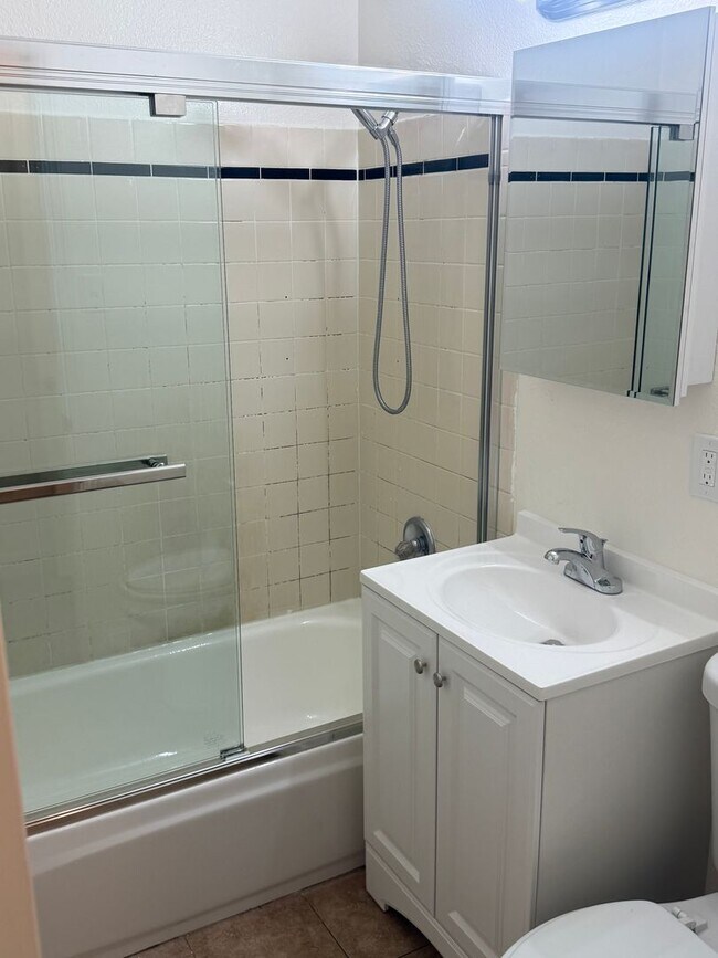 Foto del edificio - Fully Remodeled 3 Bed / 2.5 Bath Home in Hayward's Cherryland Neighborhood