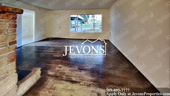 Foto del edificio - Enjoy the new appliances in this lovely single-family home located in the heart of Tacoma