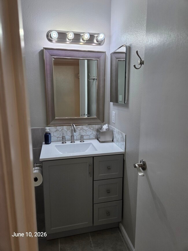 Building Photo - 8555 Fairmount Dr
