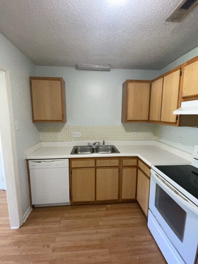 Foto del edificio - Charming 3 Bedroom 2 Bath Home 628 S. Hampton Dr.