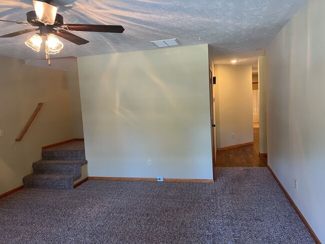 Building Photo - Southeast/Oak Grove Area!