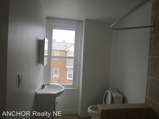 Building Photo - 3 br, 1.5 bath House - 1201 E. Stafford St