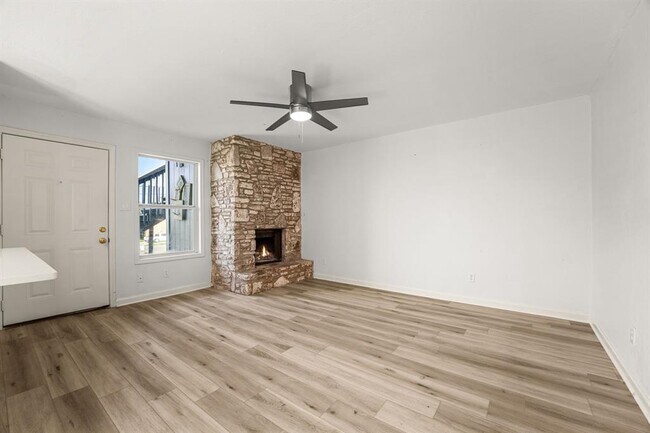 Foto del edificio - 608 Bracewood Cir