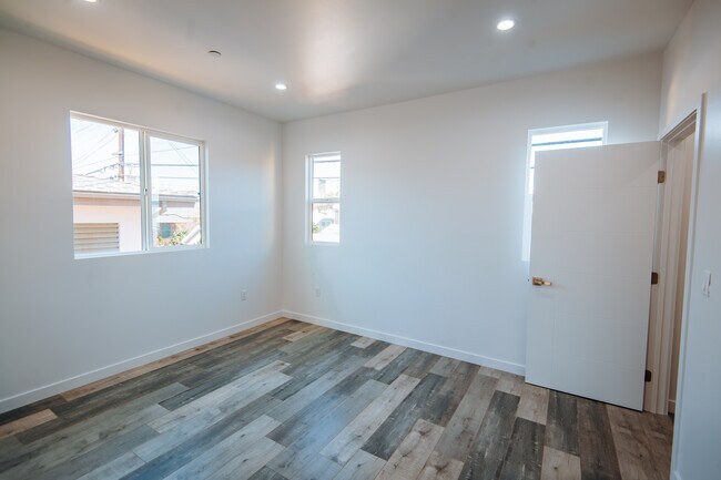 Building Photo - 156 N Mariposa Ave