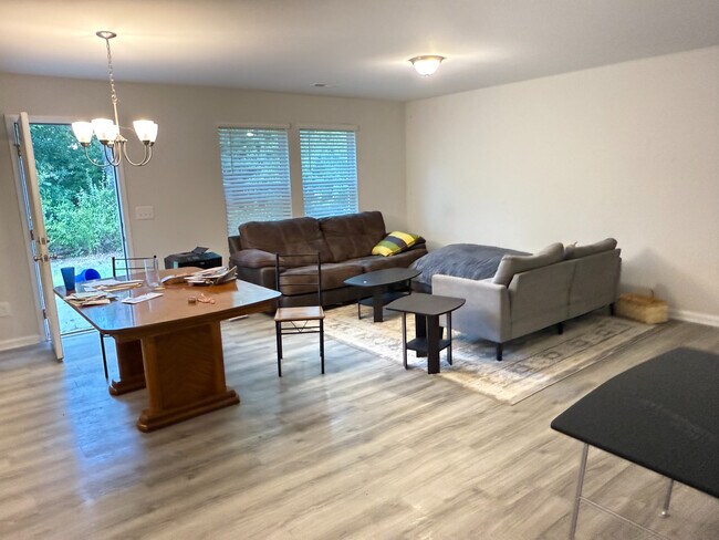 Foto del edificio - Room in Single Family Home on Killian Ct