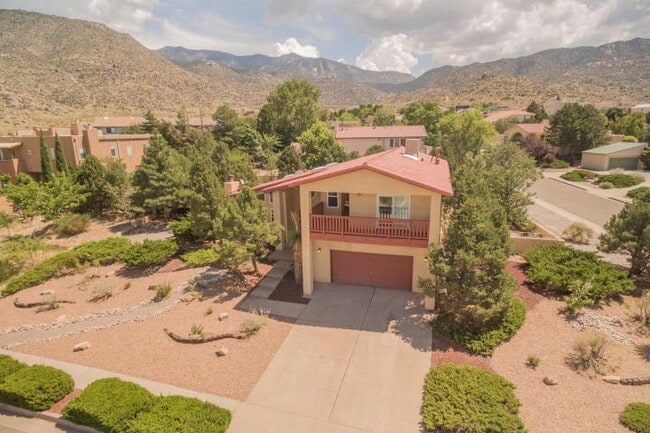 Building Photo - 1700 Camino De La Sierra NE