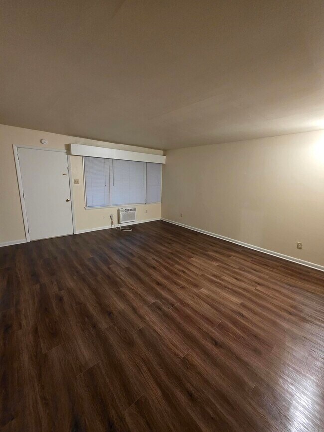 Building Photo - 123 N Polk St