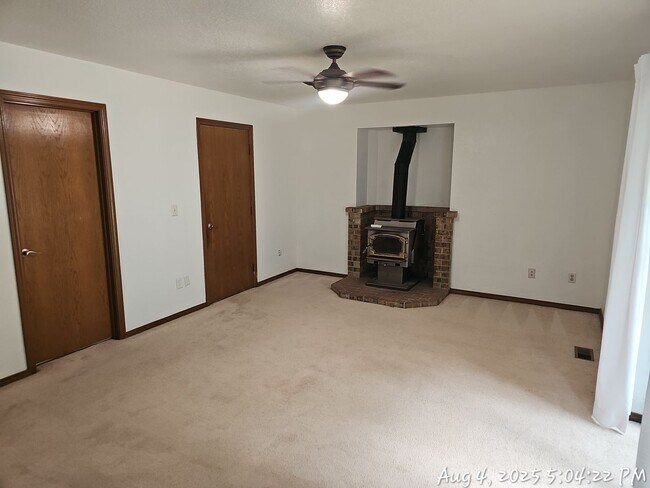 Building Photo - Puyallup South Hill-Tri level home ready f...