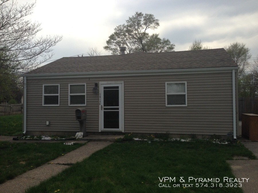 Primary Photo - FOR RENT - 3 Bedroom/2 bath