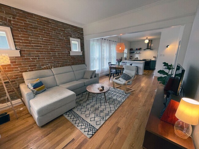 Foto del edificio - STUNNING Updated Bungalow Home in the West Highlands- Available 8/5!