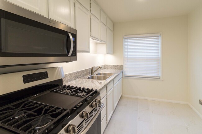 Foto del edificio - Beautifully Remodeled Studio in the Heart of Los Feliz |Hardwood Floors | Granite Kitchen | On-Si...