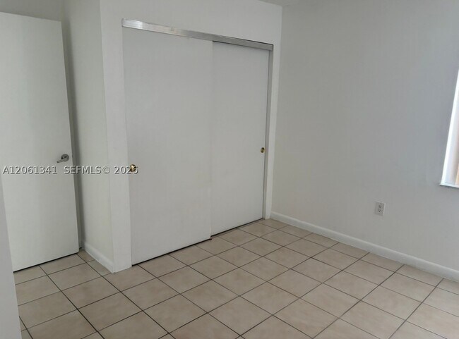 Foto del edificio - 9300 W Flagler St