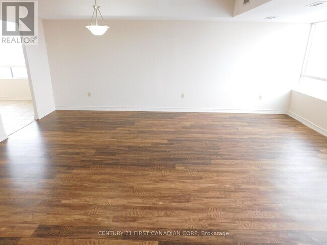 Photo du bâtiment - 744 Wonderland Rd S