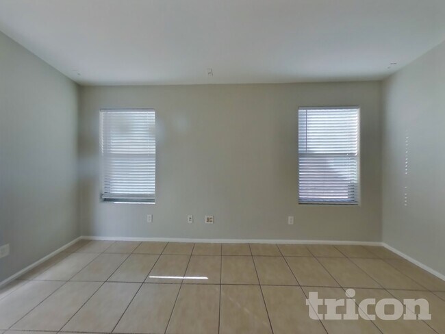 Foto del edificio - 2111 S 160th Ln