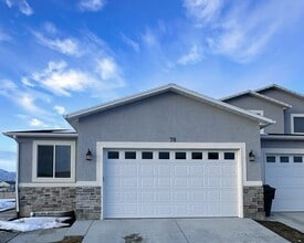 Building Photo - 225 950 E