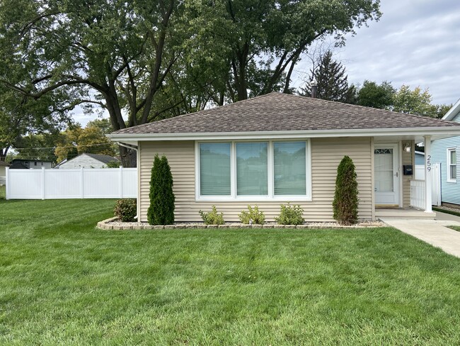 Front Yard w/fence - 259 S La Salle Ave