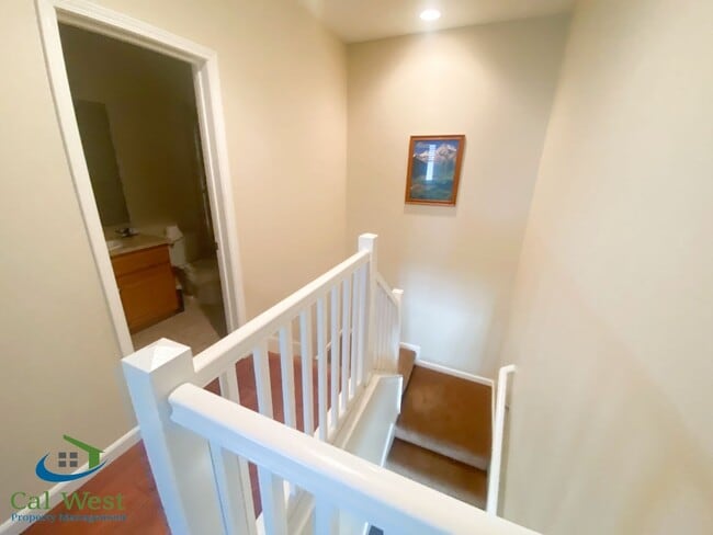 Foto del edificio - $3795 - 3 Bed/2.5 Bath Tri-level Townhome ...