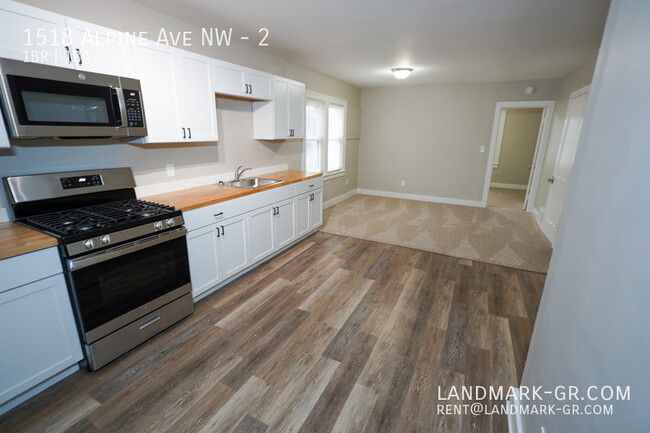 Building Photo - Updated 1 Bed/1Bath – First Month Only $550!