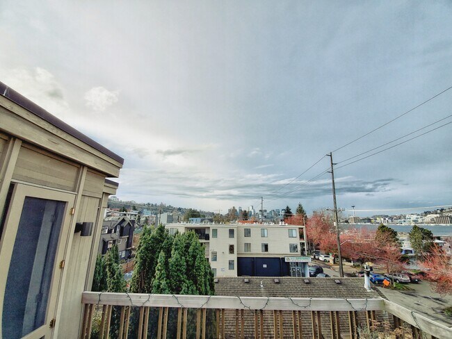 Balcony View (Downtown Seattle & Lake Union) - 2316 Fairview Ave E