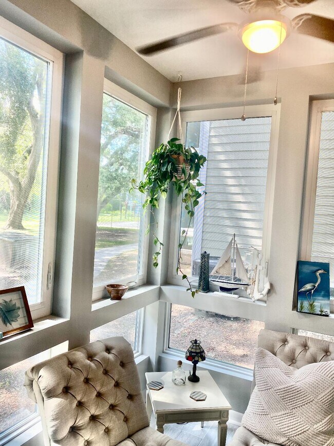 Sunroom/Office - 272 Alexandra Dr