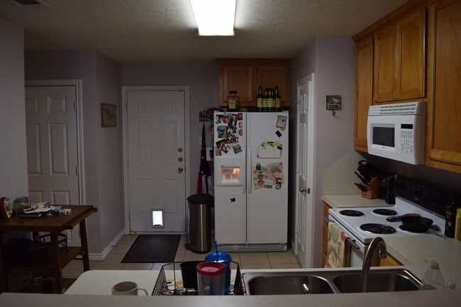 Foto del edificio - AUG PRE-LEASE! 3 Bed/3 Bath Duplex with Huge Backyard!