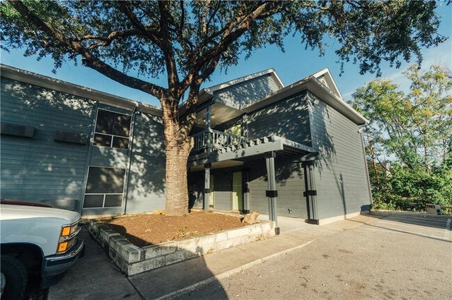 400 Kenniston Dr Unit 105 Austin Tx 78752 Apartment For Rent In Primary Photo 400 Kenniston Dr