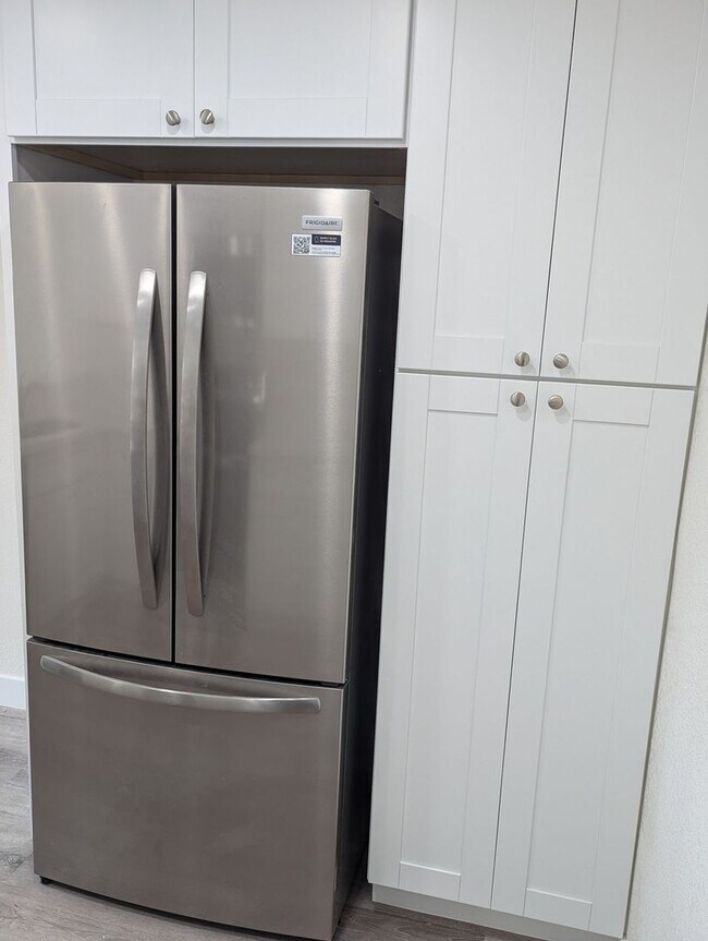 Building Photo - Upgraded 2 Bed/2.5 Bath Townhome
