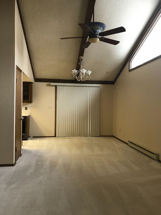 Building Photo - 3 bed, 2 bath home with a 2 car garage
