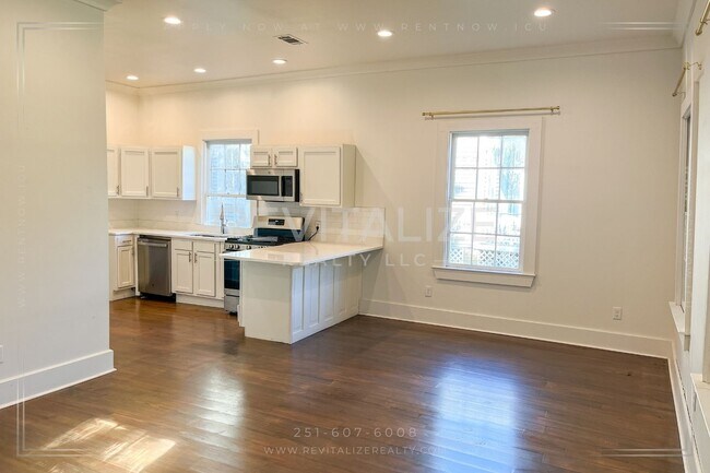 Building Photo - Price Improvement on Cute & Modern Home in...