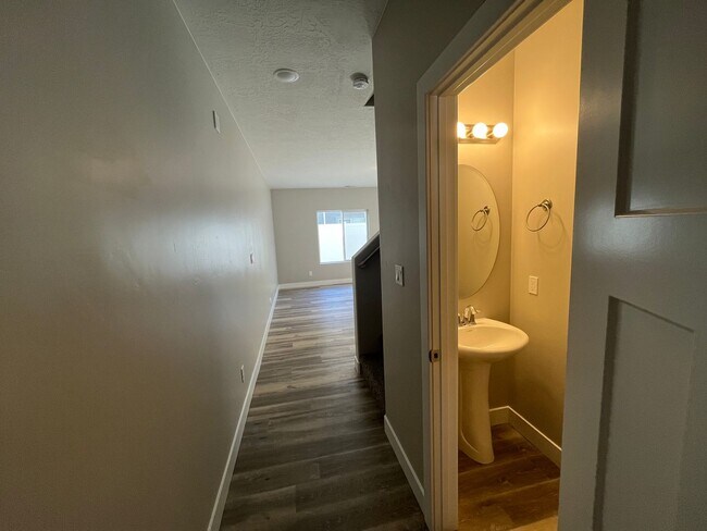 Building Photo - Beautiful Townhome!!