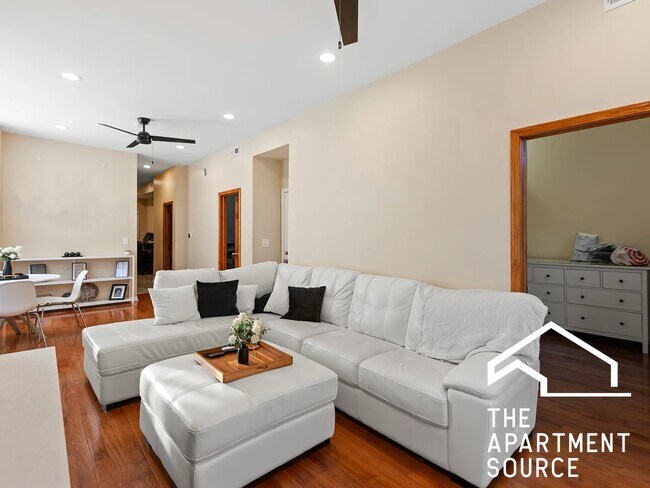 Foto del edificio - 2028 N Hamlin Ave