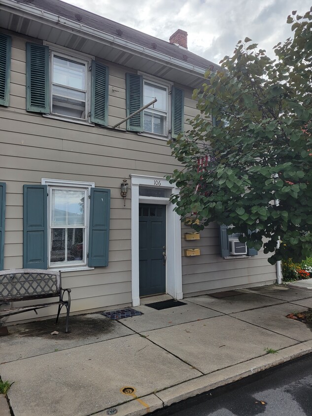 Foto principal - 106 S Main St