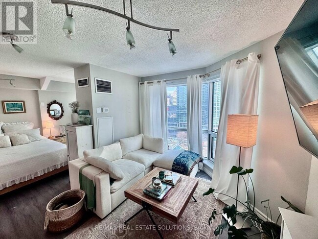 Building Photo - 10 Queens Quay W