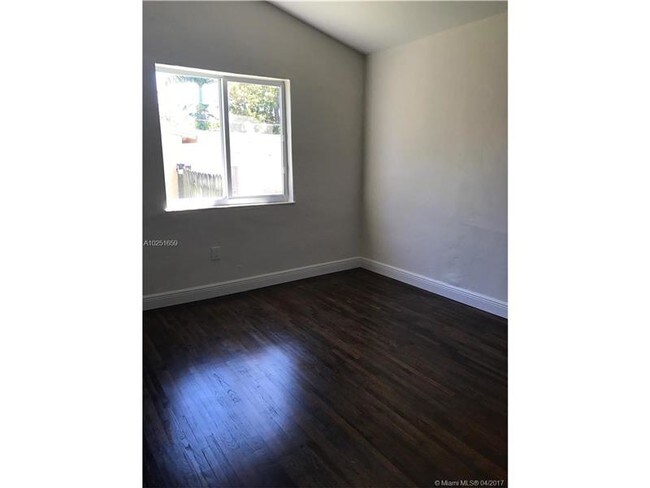 Foto del edificio - 326 NE 118th St