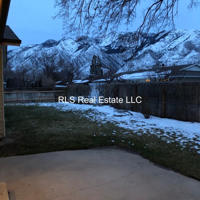 Foto del edificio - 1572 E Hidden Valley Rd