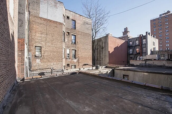 Building Photo - 2254 2nd Ave