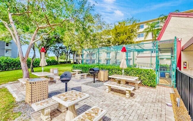 Foto del edificio - 2104 S Cypress Bend Dr