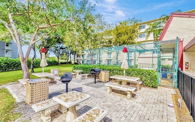 Building Photo - 2104 S Cypress Bend Dr
