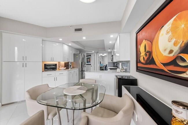 Building Photo - 1900 Consulate Pl