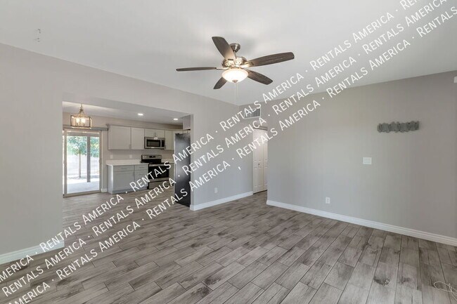 Building Photo - 4000 W Orangewood Dr